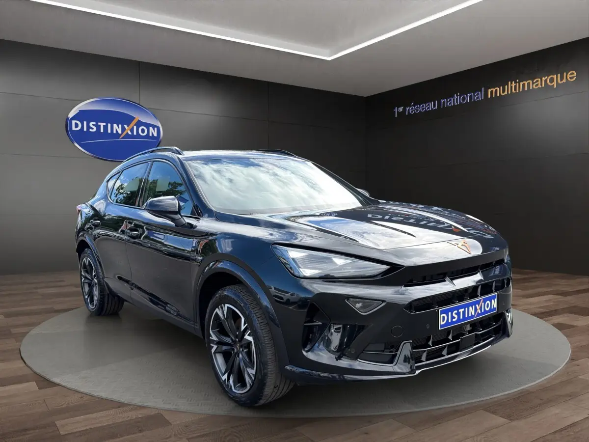 Vue 3/4 avant droite d'un CUPRA Formentor noir brillant avec jantes alliage et calandre marquée CUPRA.