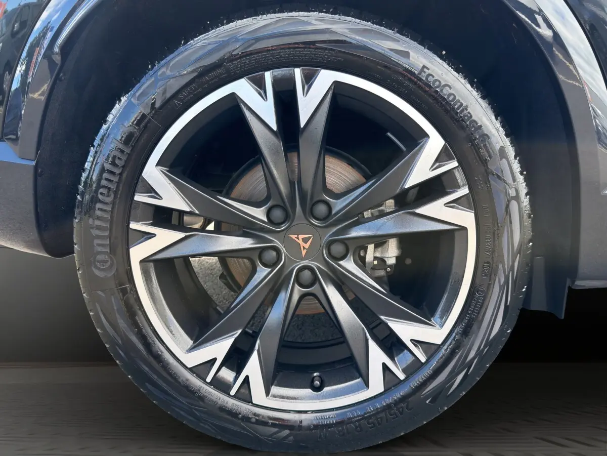 Gros plan sur la roue avant droite d’une CUPRA Formentor avec jante noire et argentée au design anguleux.