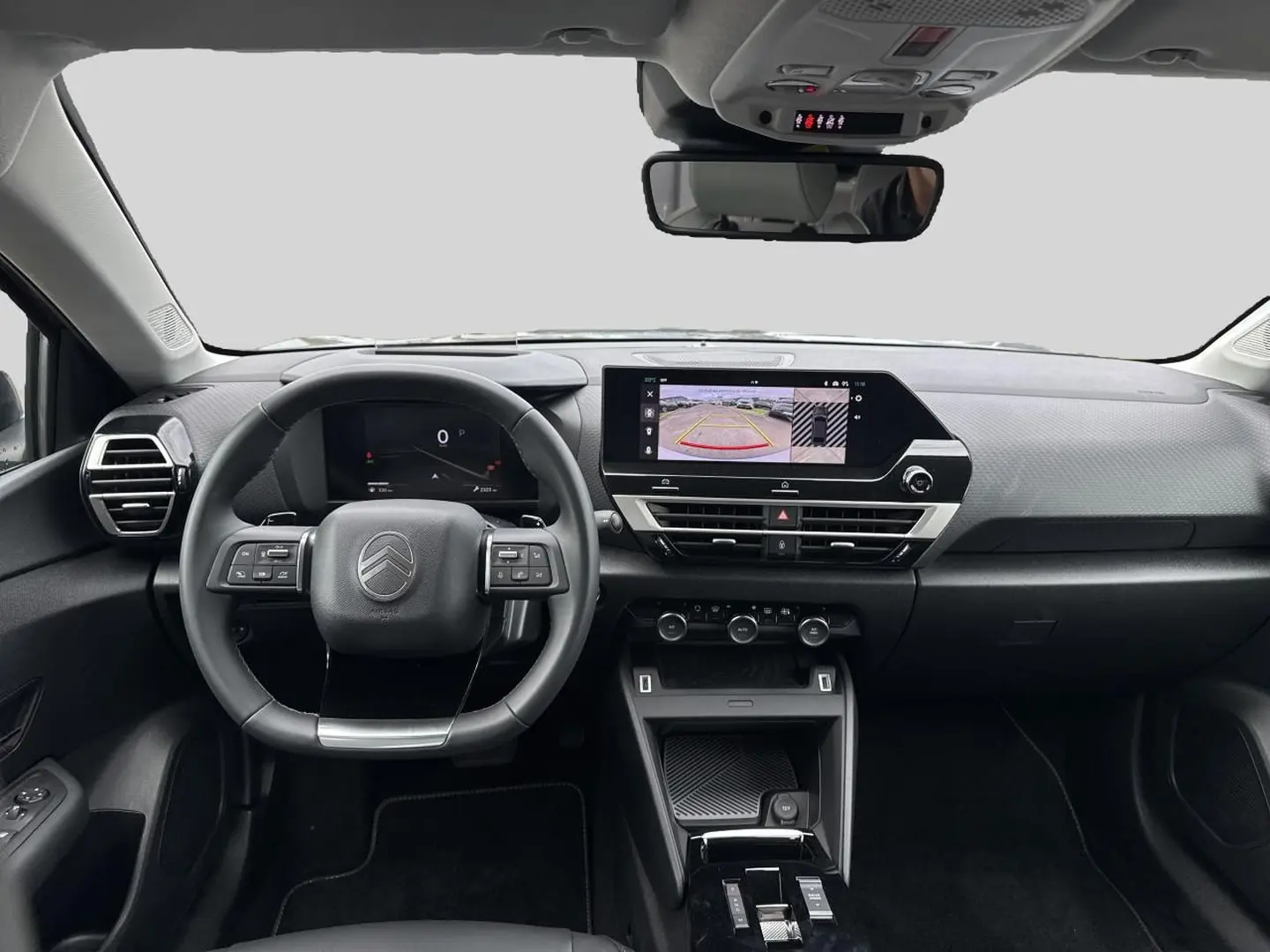 Vue frontale de l'habitacle noir du Citroën C4 X 1.2 hybride 2025 avec écran tactile et volant multifonction.