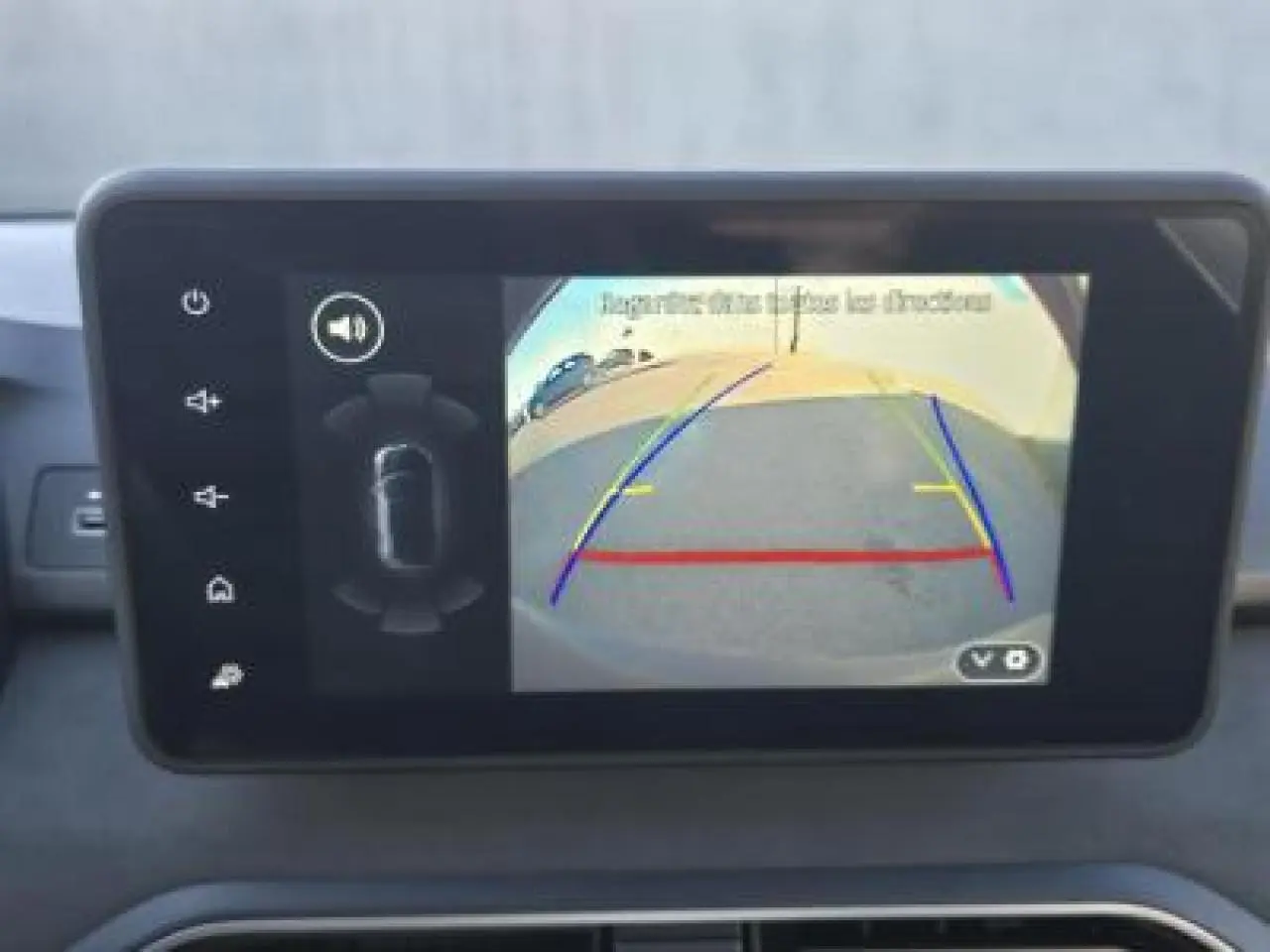 Écran tactile 8 pouces montrant la caméra de recul avec lignes de guidage dans un Dacia Sandero III Stepway noir nacré.