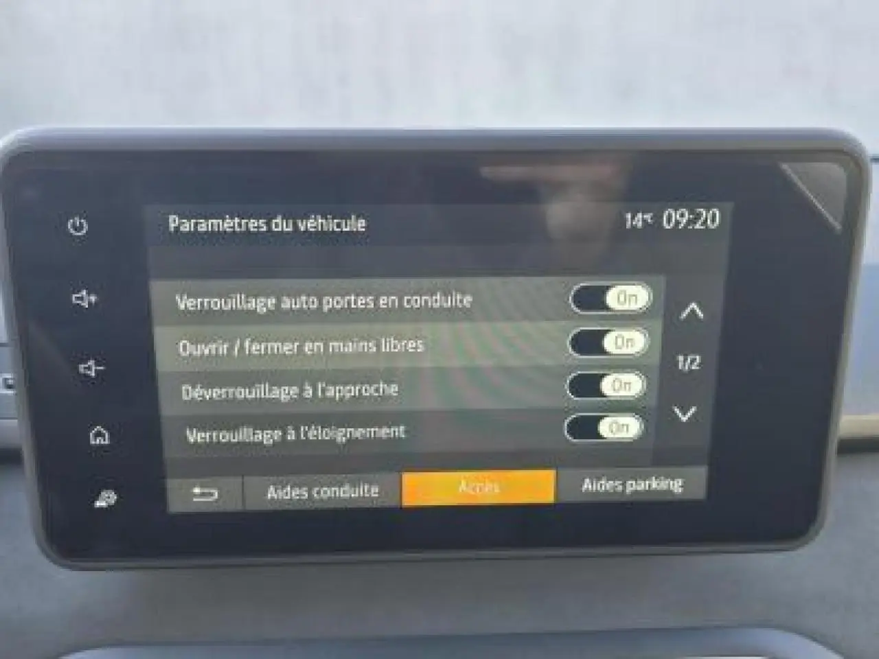 Écran tactile 8 pouces du système multimédia Dacia Sandero III Stepway, affichant les paramètres de verrouillage des portes.