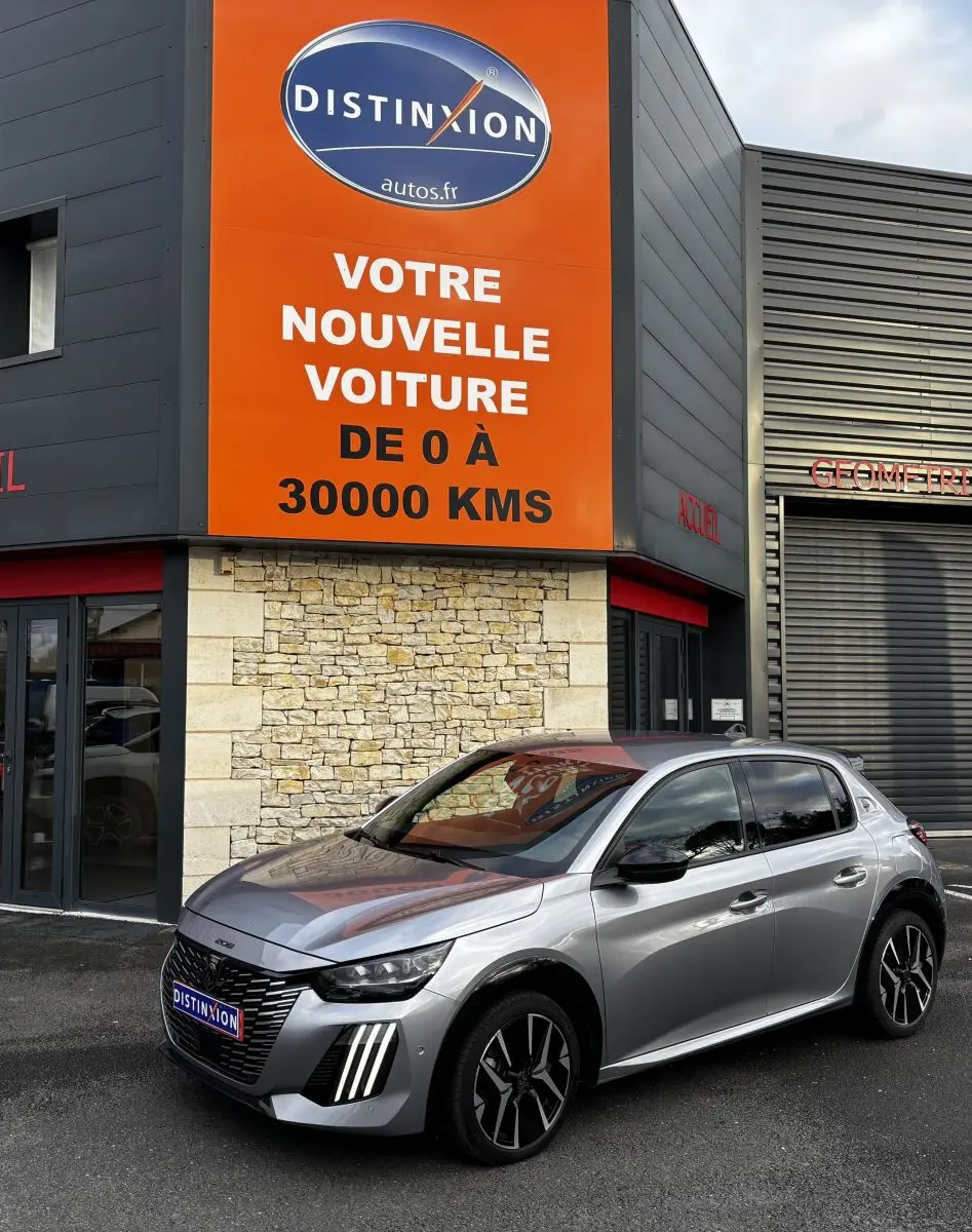 PEUGEOT 208 Hybrid gris clair vue 3/4 avant droit, avec phares LED et jantes noires stylisées.