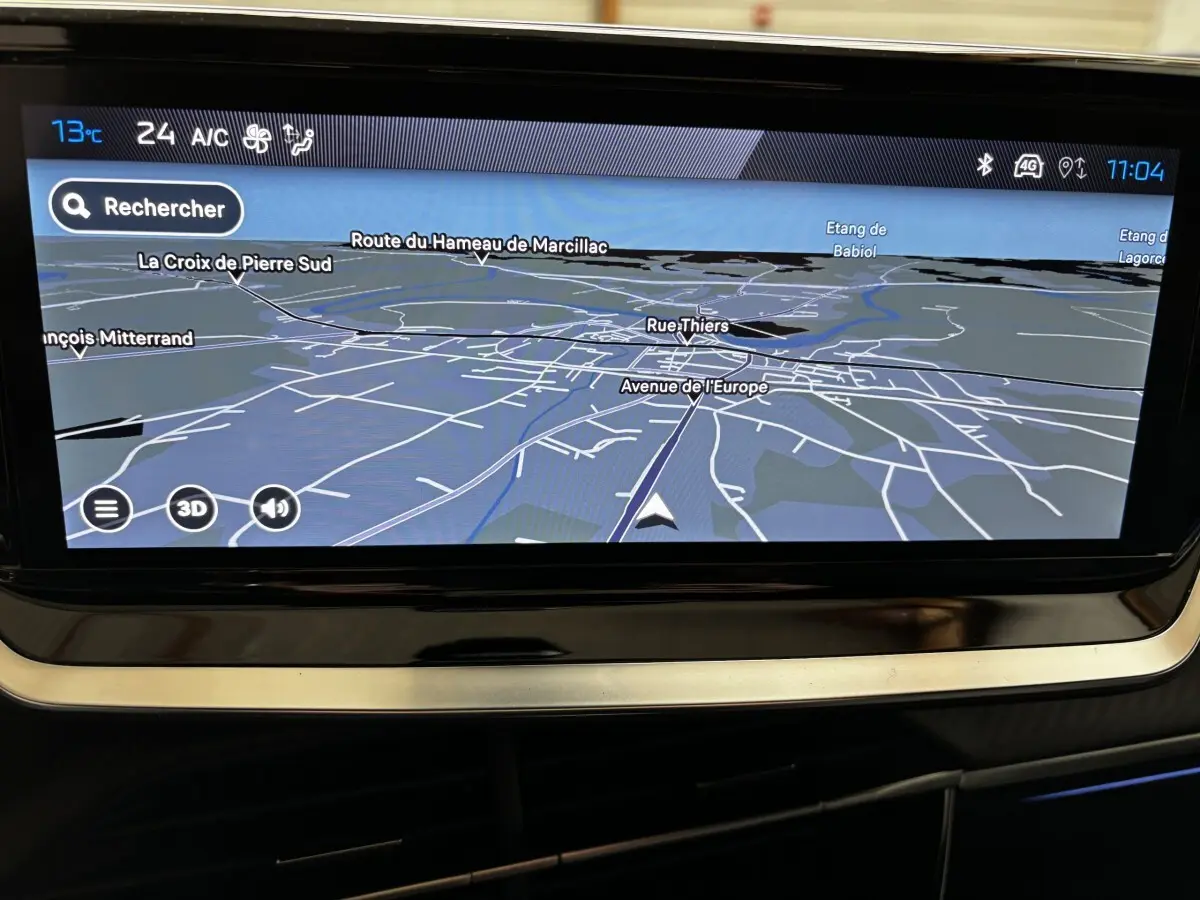 Écran tactile central affichant la navigation GPS dans l'habitacle du Peugeot 208 Hybrid 110 e-DCS6 GT gris clair.