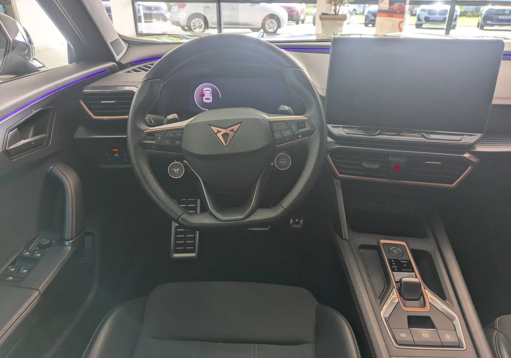 Vue intérieure du tableau de bord et volant de la CUPRA Formentor 2.0 TDI gris magnétique avec écran tactile et finitions cuivrées.