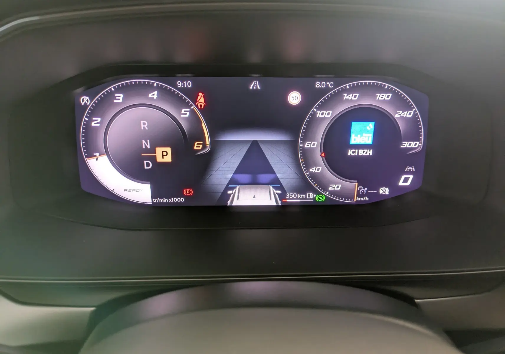 Affichage numérique du tableau de bord de la CUPRA Formentor 2.0 TDI 150 DSG7, montrant la vitesse, régime moteur et caméra de recul.