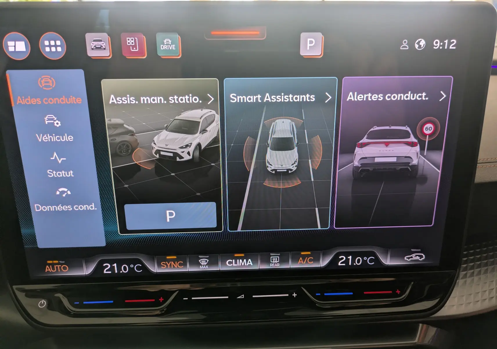 Écran tactile du tableau de bord montrant les aides à la conduite du CUPRA Formentor gris magnétique en vue virtuelle 3D.