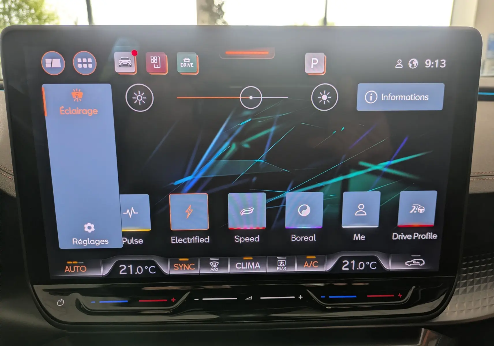 Écran tactile central de la CUPRA Formentor 2.0 TDI 150 DSG7 affichant les réglages d’éclairage et profils de conduite.