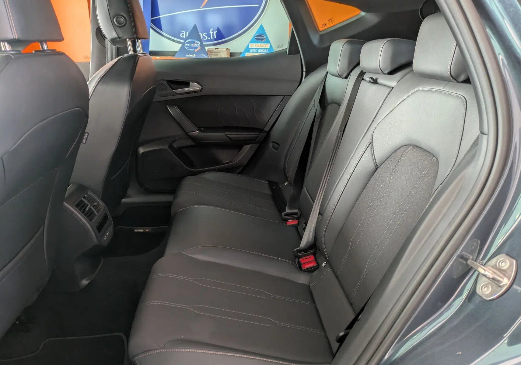 Vue intérieure côté droit des sièges arrière en tissu et similicuir noirs du CUPRA Formentor gris magnétique 2025.