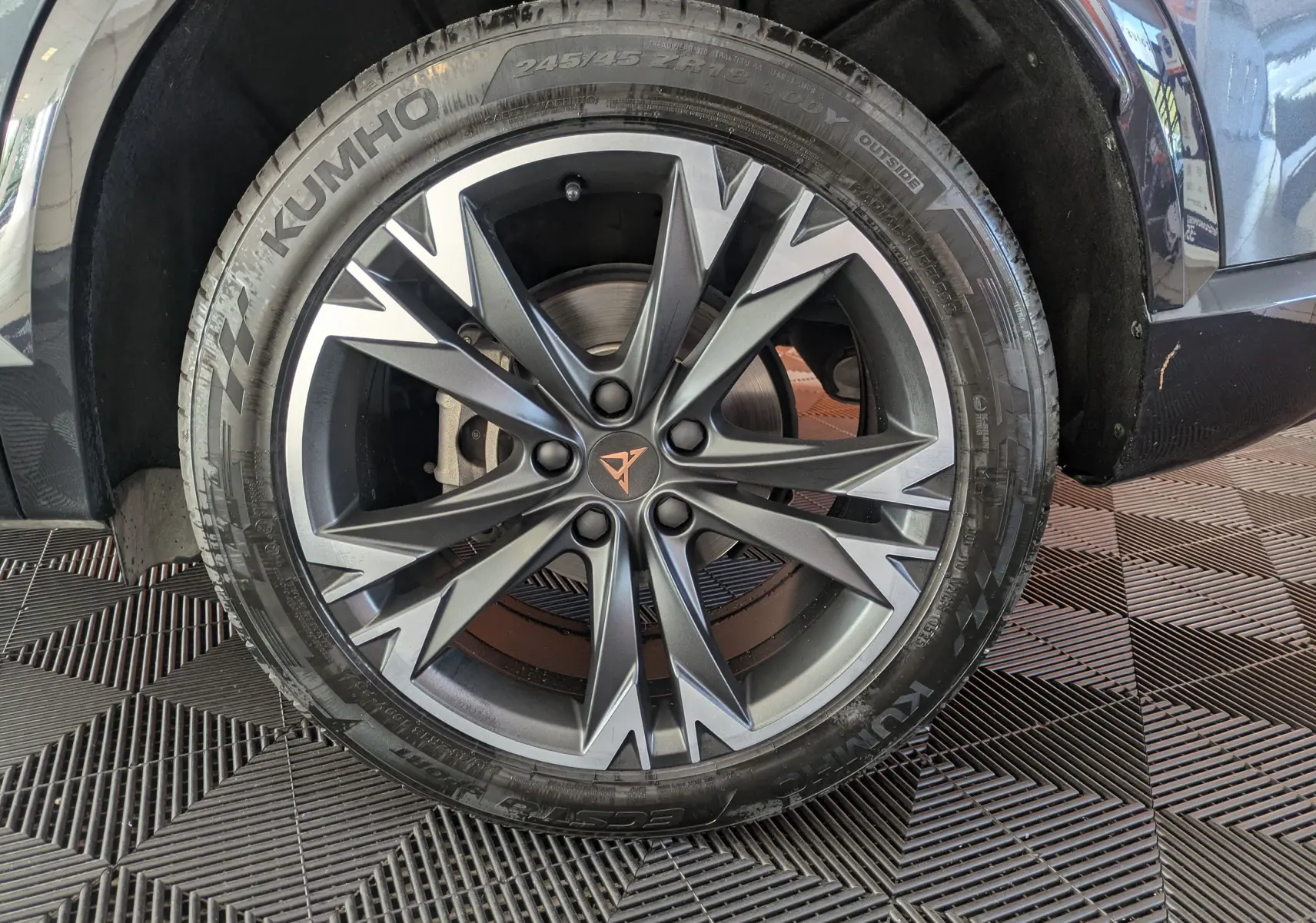 Gros plan sur la jante alliage 18'' bi-ton du côté avant droit du CUPRA Formentor gris magnétique 2025.