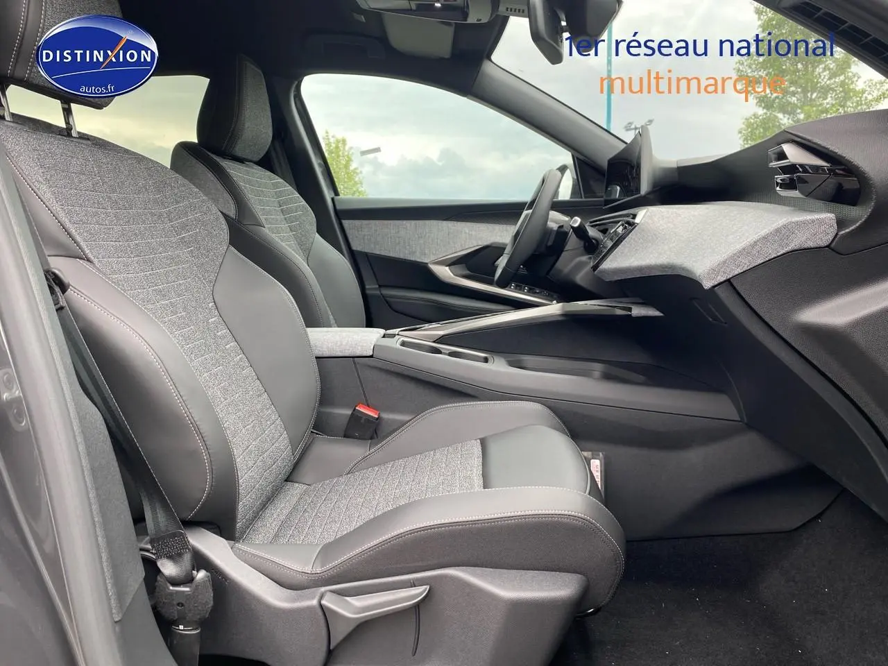 Vue intérieure côté gauche du Peugeot 5008 Hybrid 145 allure e-dcs6 2025 avec sièges tissu gris et cuir noir.