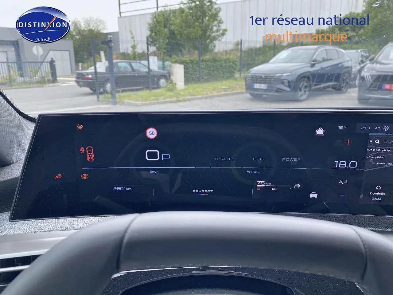 Vue depuis le poste de conduite du Peugeot 5008 gris titane, affichage numérique du tableau de bord et volant cuir multifonction.