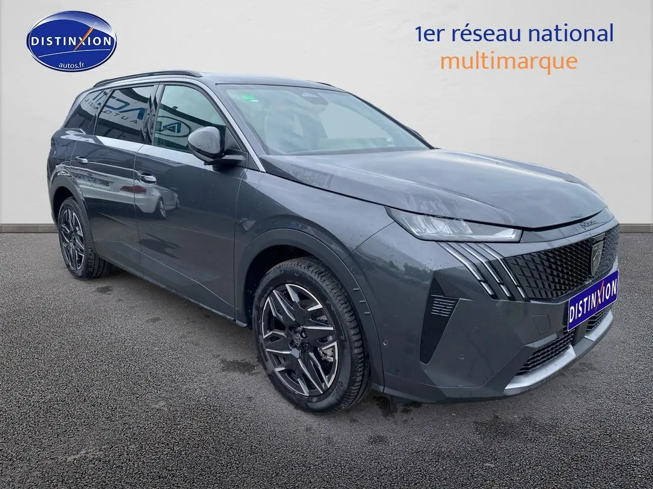 Peugeot 5008 Hybrid 145 allure e-dcs6 gris titane en 3/4 avant droit avec jantes alu et phares LED.