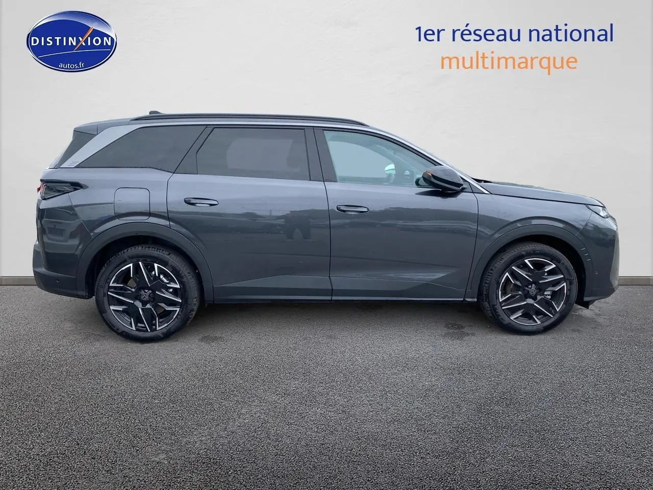 Profil côté gauche d’un Peugeot 5008 Hybrid 145 allure gris titane avec jantes alu et vitres surteintées.