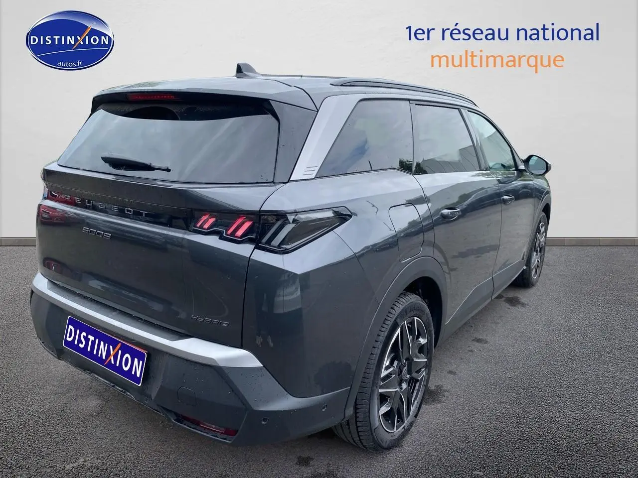 Vue 3/4 arrière droite d’un Peugeot 5008 Hybrid 145 allure gris titane avec feux arrière LED et jantes alu.