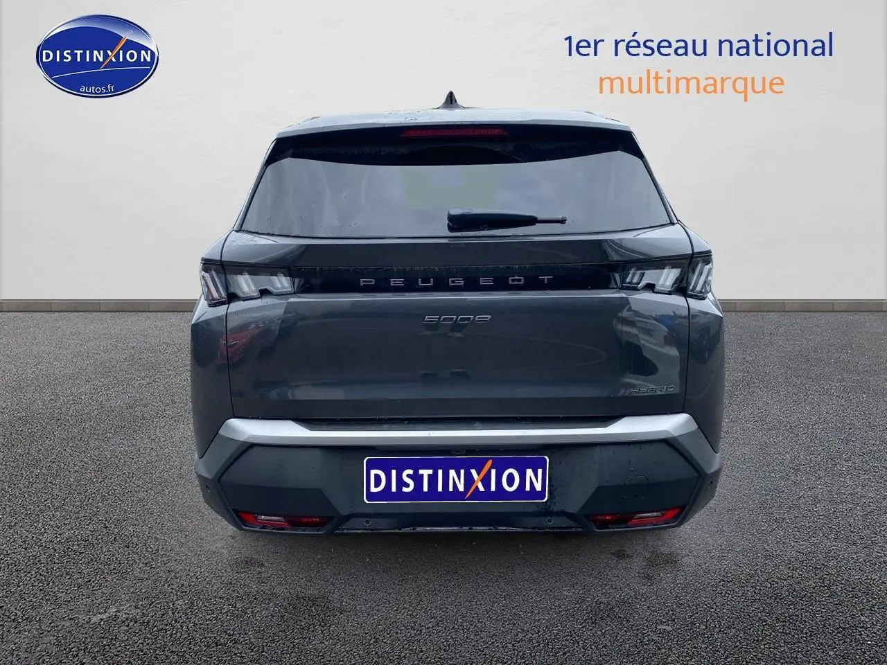 Vue arrière centrée du Peugeot 5008 gris titane avec feux LED et lunette arrière surteintée.