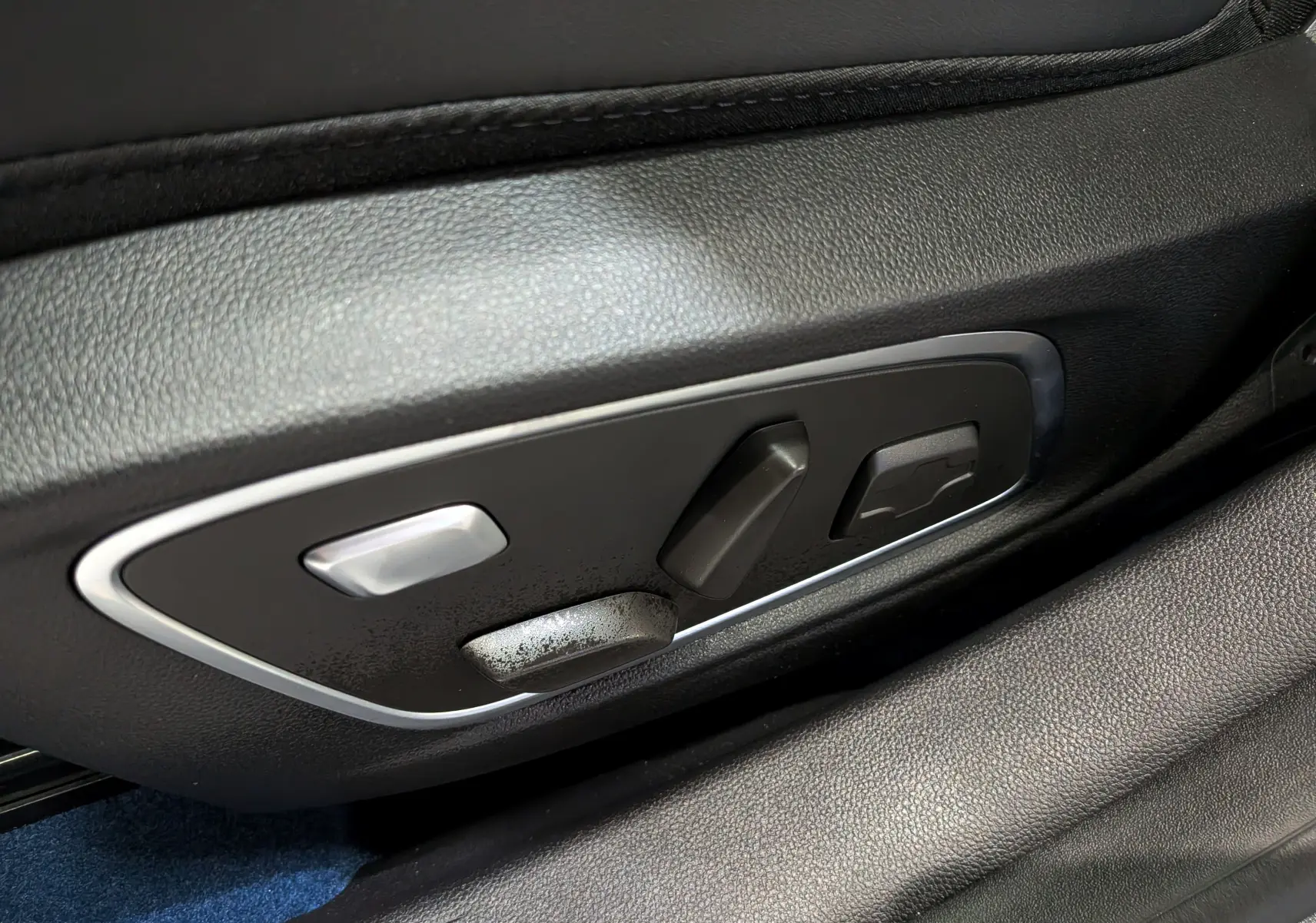 Détail des commandes de réglage électrique du siège en cuir noir à l'intérieur du Renault Rafale hyper hybrid.