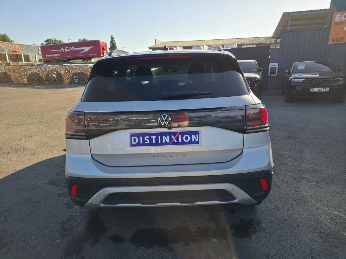 Vue arrière d’un Volkswagen T-Cross gris métallisé 2025 avec feux arrière LED et logo VW centré.