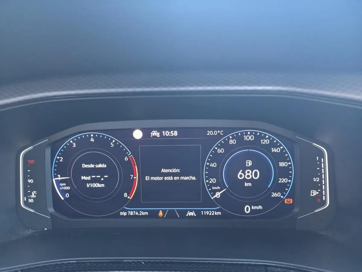 Combiné d'instruments digital de Volkswagen T-Cross gris, affichant vitesse, autonomie et alertes au tableau de bord.