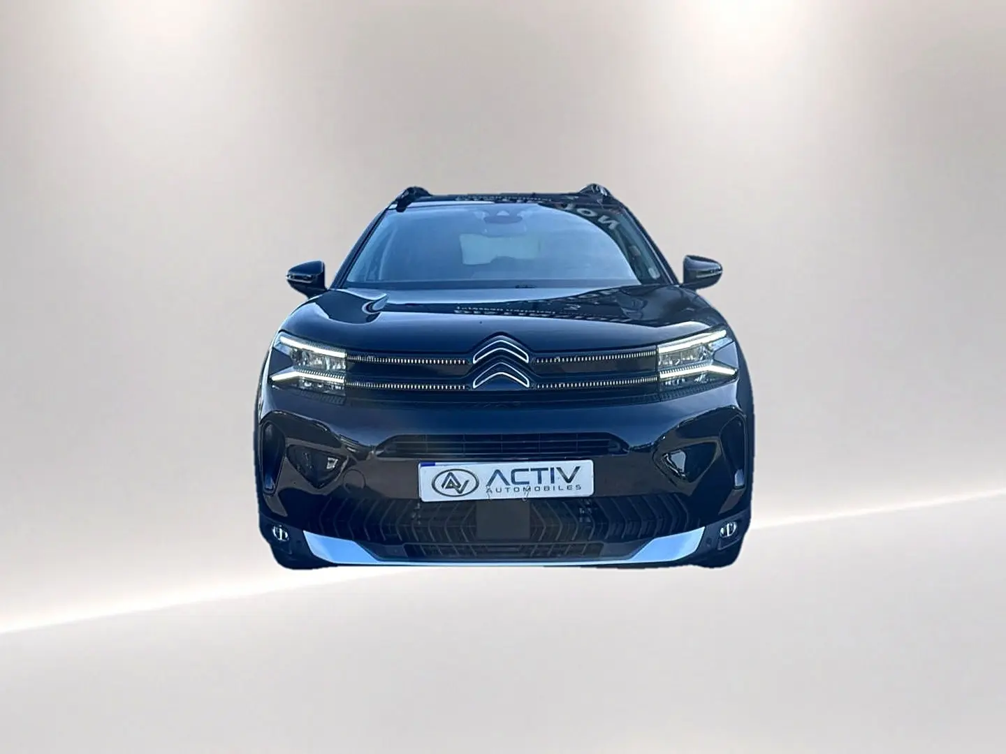 Vue frontale d'un Citroën C5 Aircross noir 2025 avec calandre distinctive et phares LED fins.