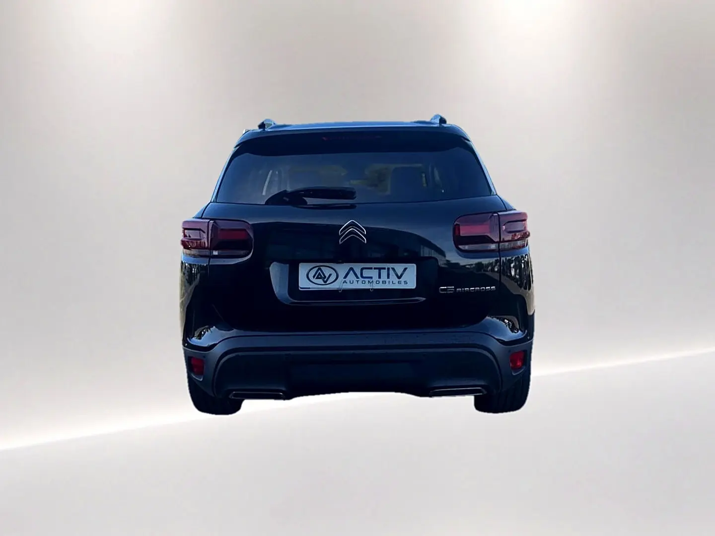 Vue arrière d'un Citroën C5 Aircross noir 2025 avec feux arrière LED et barres de toit visibles.