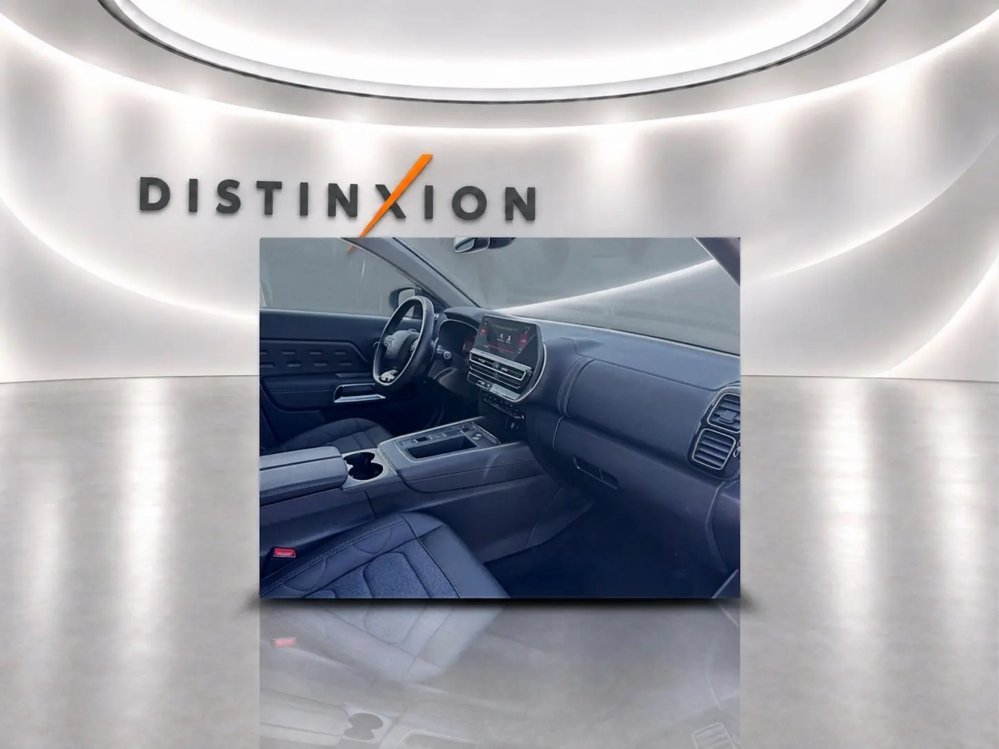 Intérieur du Citroën C5 Aircross 2025 vu côté conducteur, tableau de bord et sièges noirs avec écran tactile central.
