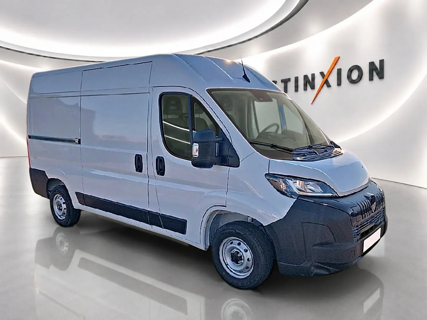 Vue 3/4 avant droit d’un Peugeot Boxer Fourgon blanc avec porte latérale coulissante et pare-chocs noir.