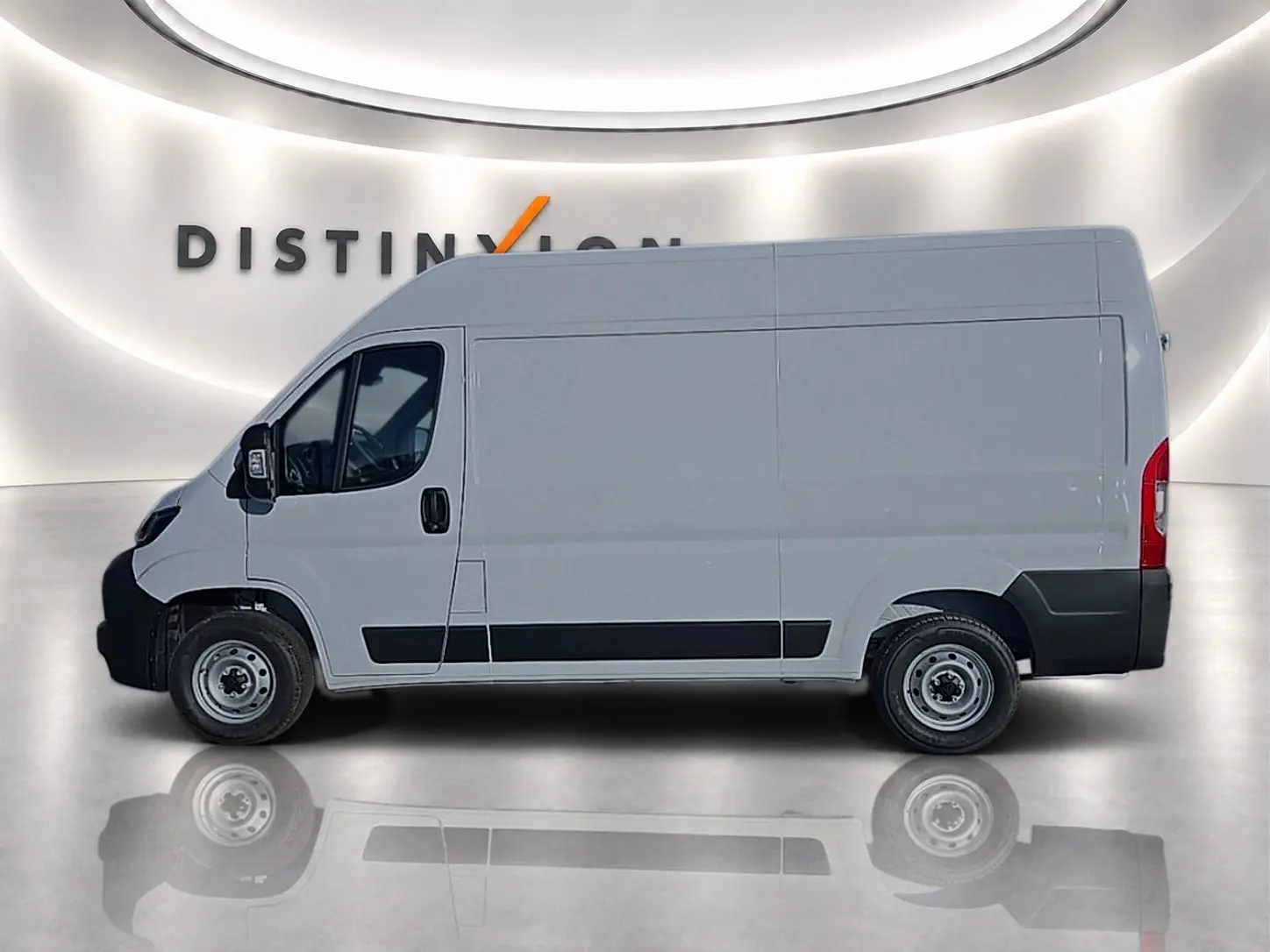 Vue latérale droite d’un Peugeot Boxer Fourgon blanc L2H2 avec porte latérale coulissante et double portes arrière.