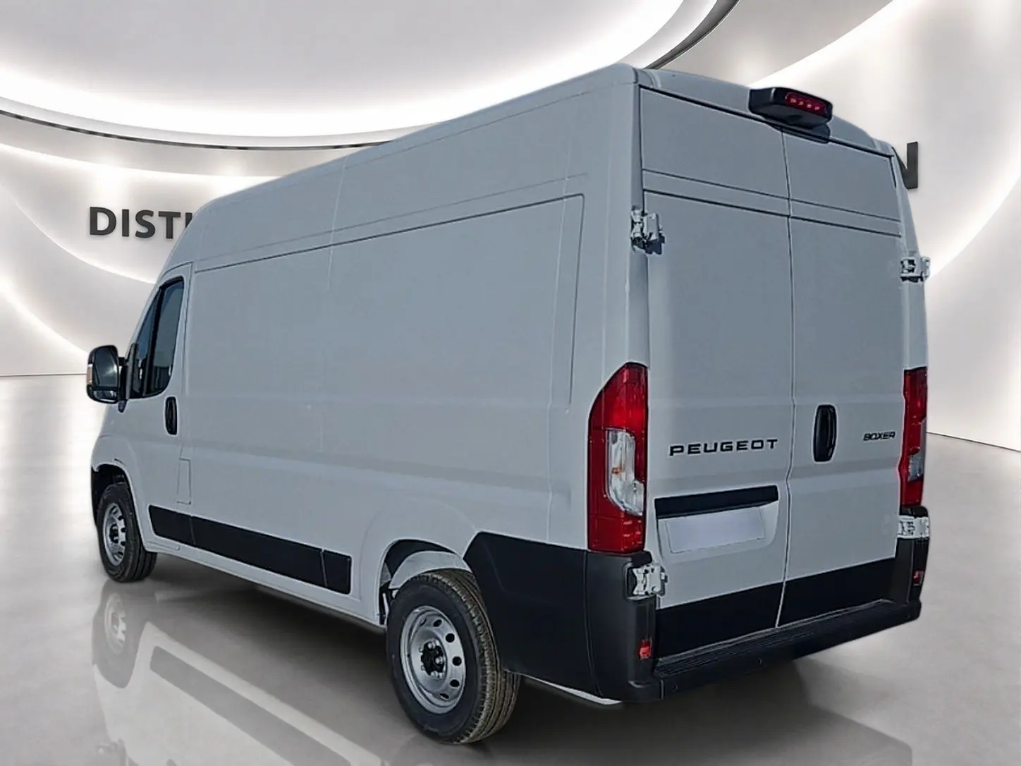 Vue 3/4 arrière droite d’un Peugeot Boxer Fourgon blanc avec portes arrière battantes et porte latérale coulissante.