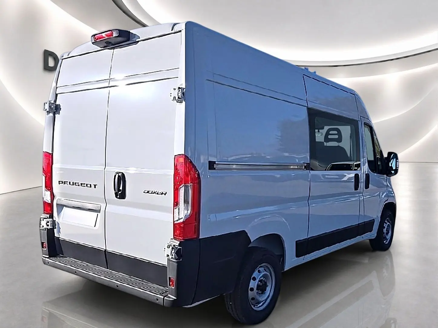 Vue 3/4 arrière droite d’un Peugeot Boxer Fourgon blanc avec double portes arrière et porte latérale coulissante.