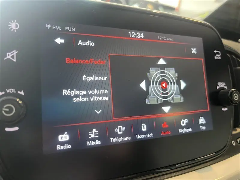 Écran tactile intérieur de la FIAT 500 blanc 2021 montrant les réglages audio avec balance et fader.
