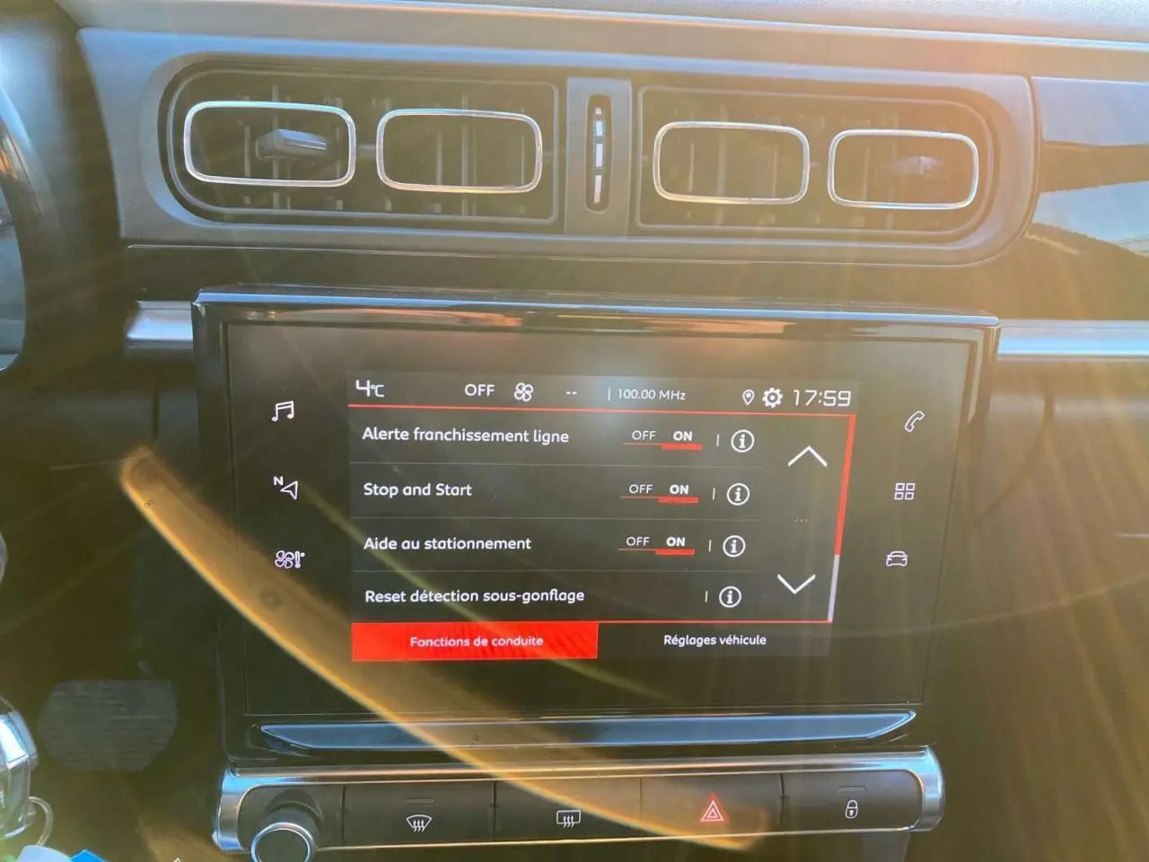 Écran tactile central de la Citroën C3 Shine 2023 affichant les options d'aide à la conduite, intérieur noir.