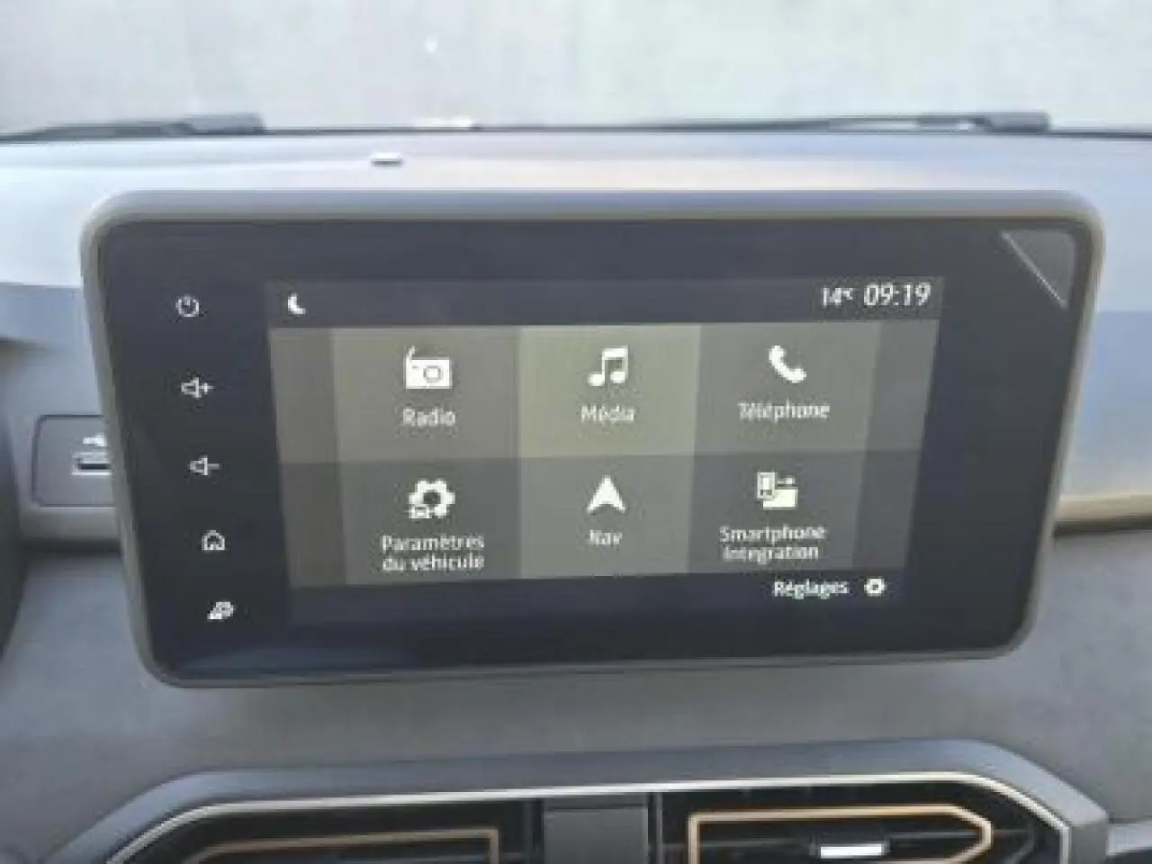 Écran tactile 8 pouces du système multimédia Media NAV dans l'habitacle d'une Dacia Sandero III Stepway noir nacré.