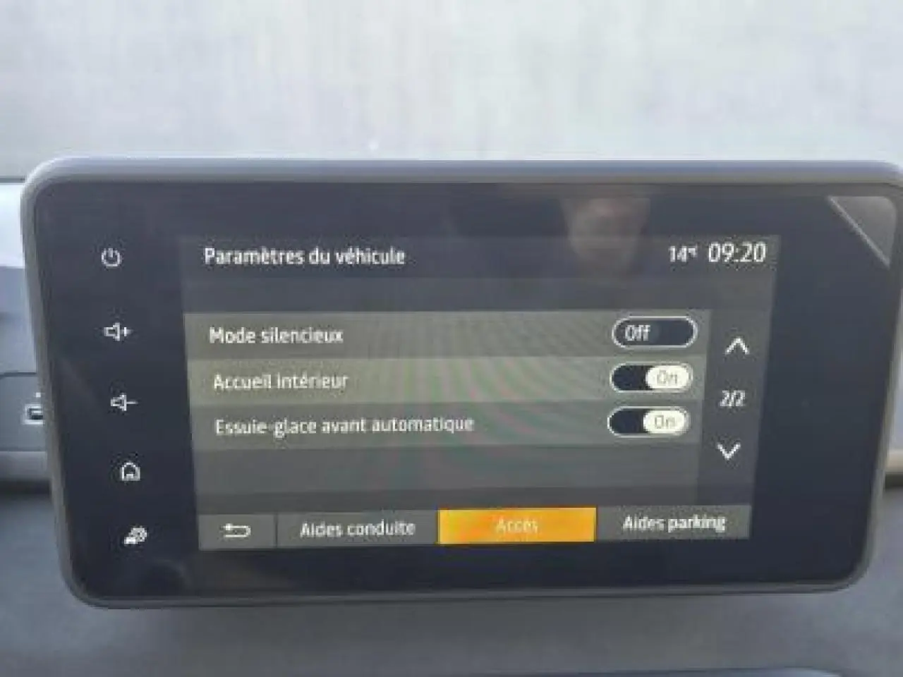 Écran tactile 8 pouces du système multimédia Dacia Sandero Stepway 2025 affichant les paramètres du véhicule