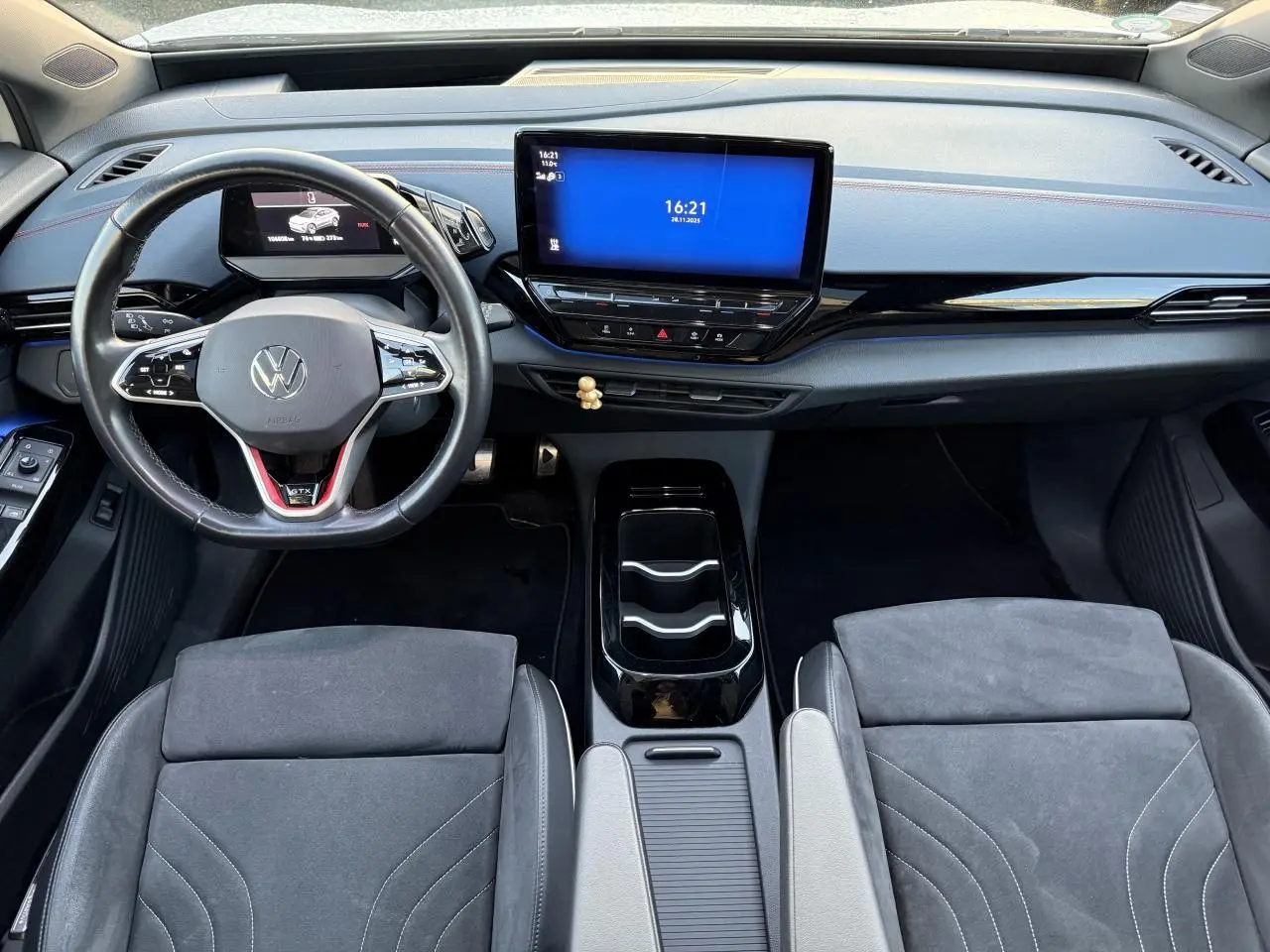 Vue intérieure avant du Volkswagen ID.4 GTX 2021, tableau de bord moderne avec écran tactile et sièges en ArtVelours gris.