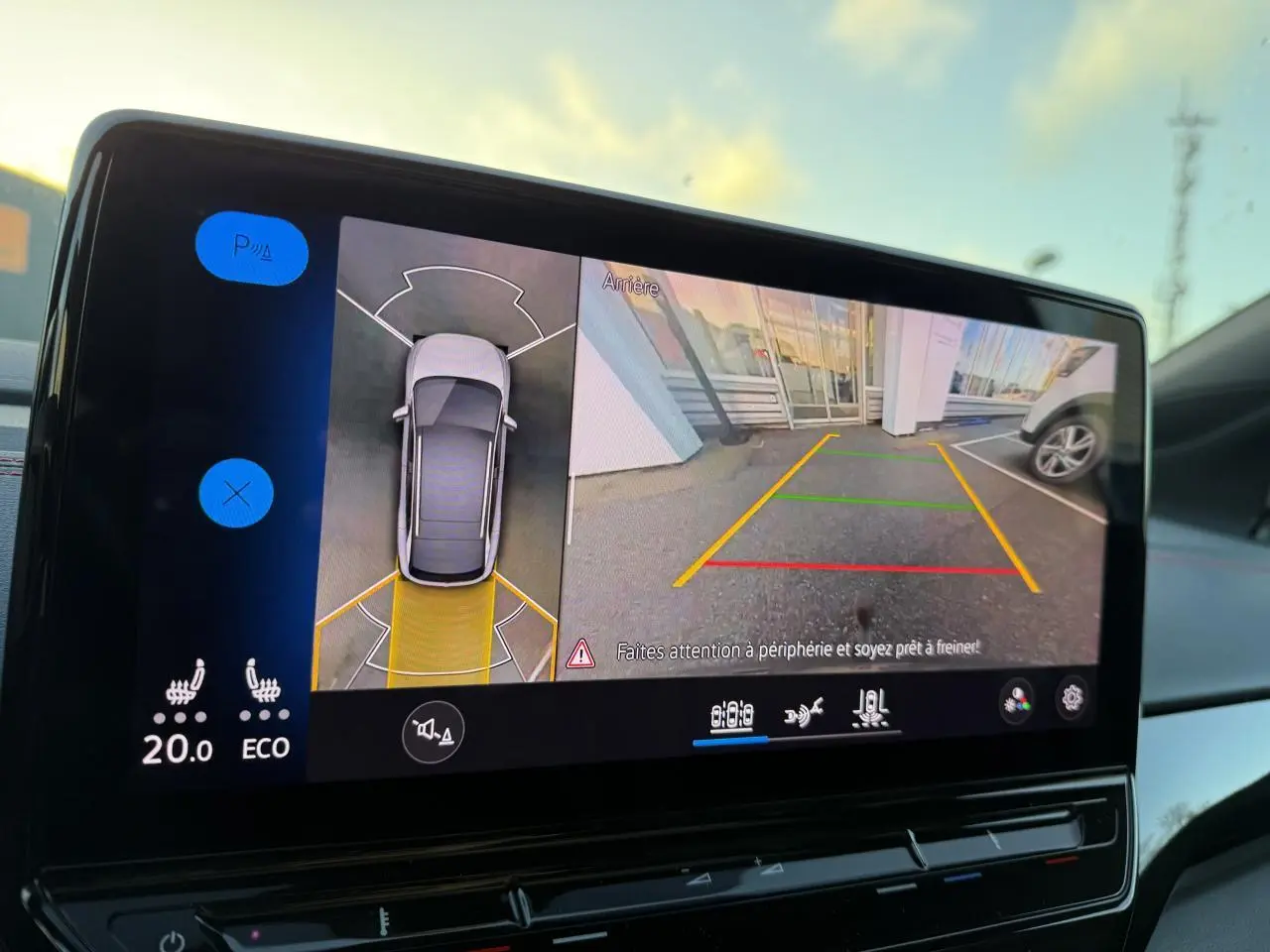 Écran multimédia du Volkswagen ID.4 GTX montrant la caméra 360° et l’aide au stationnement arrière.