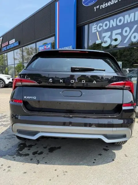 Vue arrière d'un Skoda Kamiq noir 2024, avec feux LED distinctifs et logo ŠKODA bien visible.