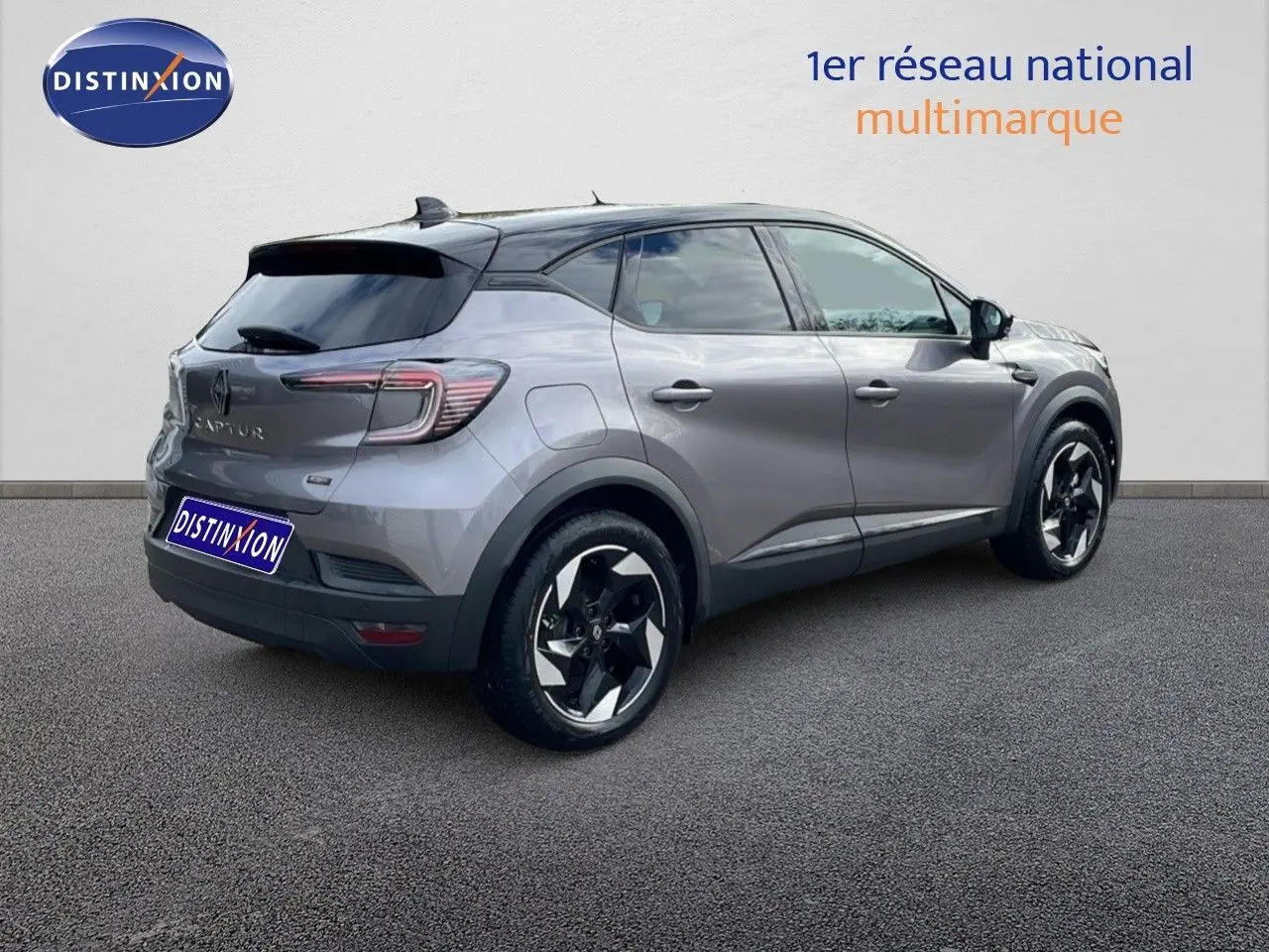 Vue 3/4 arrière droite d'un Renault Captur gris Cassiopée métal avec toit noir, roues noires et détails modernes.