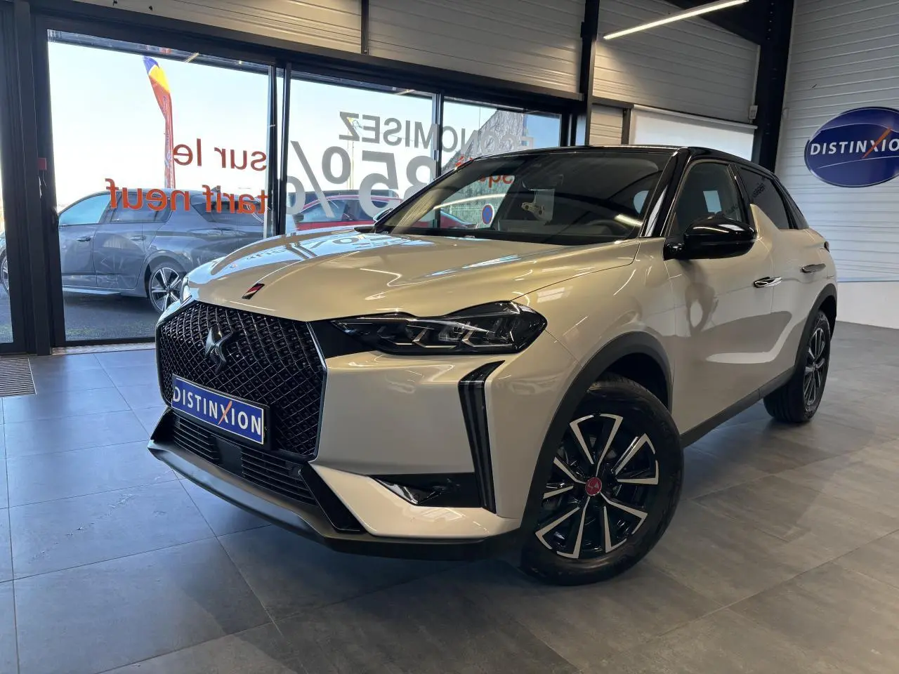 DS3 Crossback 2024 couleur Crystal Pearl en vue 3/4 avant droit, avec calandre noire et jantes distinctives.
