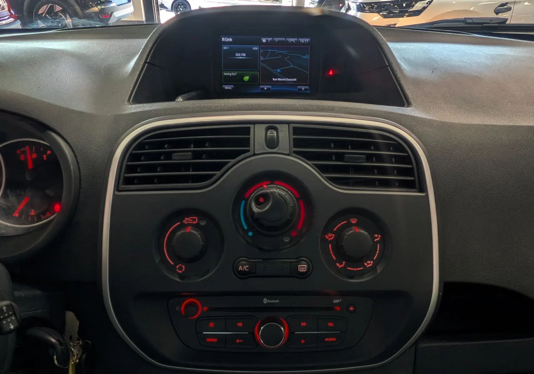 Tableau de bord du Renault Kangoo Express 2020, vue frontale centrée sur la console avec écran R-Link et commandes climatisation.
