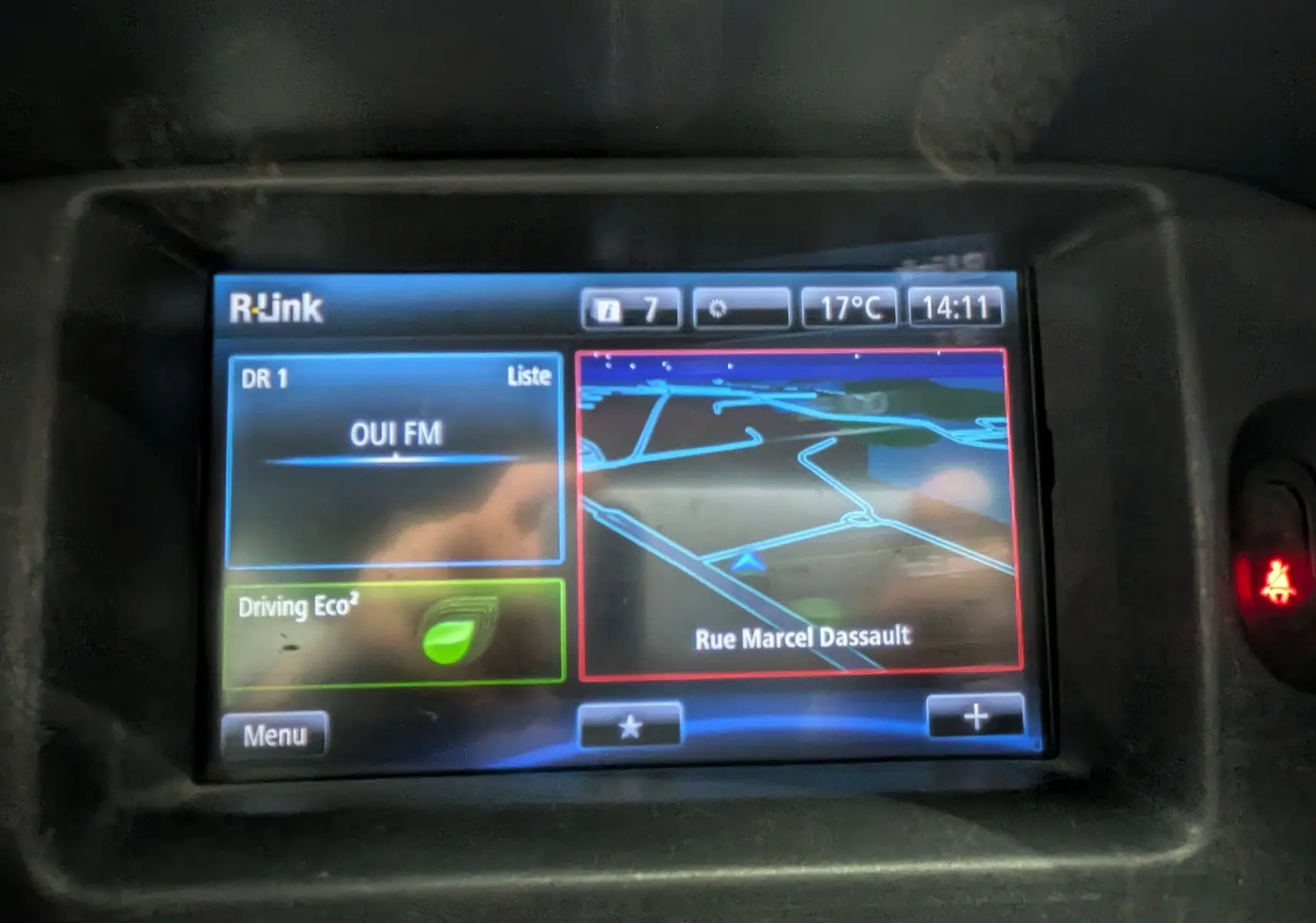 Écran tactile R-Link du Renault Kangoo Express 2020 affichant navigation, radio et température intérieure.