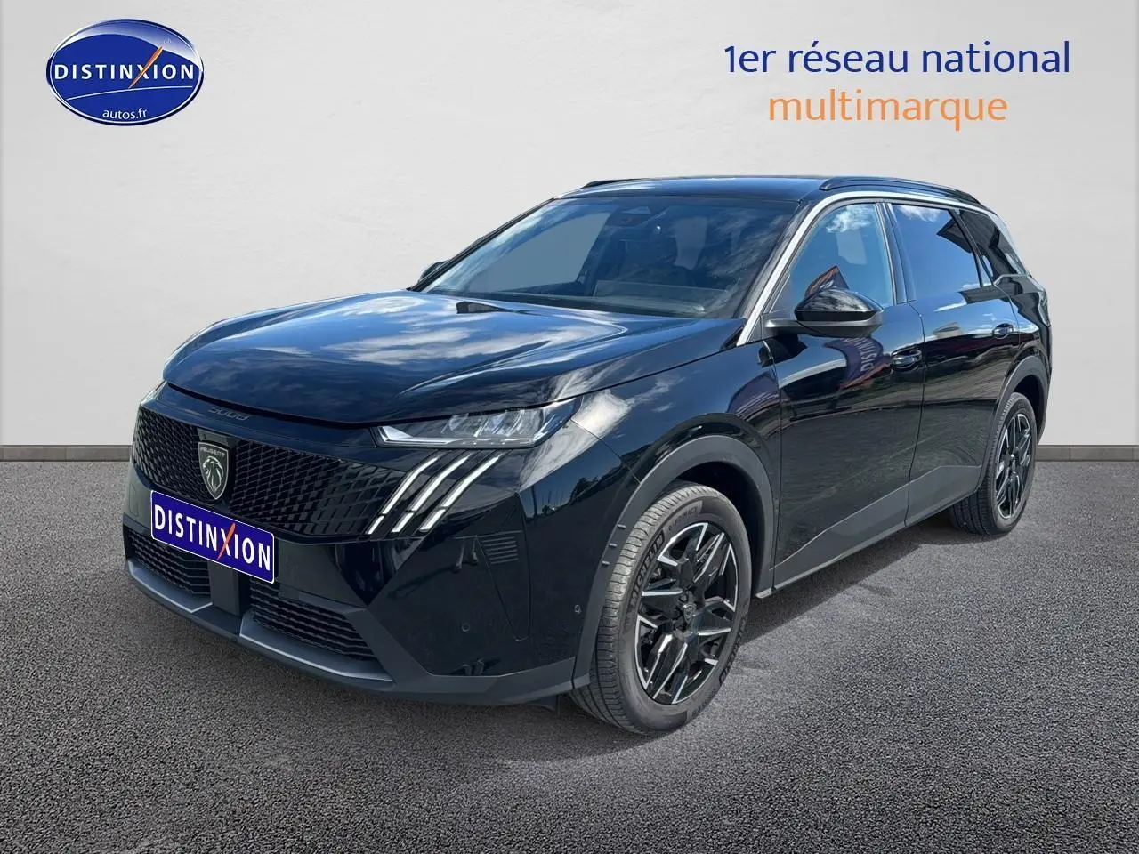 Vue 3/4 avant d’un Peugeot 5008 Hybrid 145 allure noir brillant avec jantes alu et calandre distinctive.