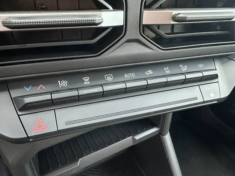 Vue rapprochée des commandes de climatisation et ventilation du tableau de bord du Dacia Duster 1.8 hybrid 2025.