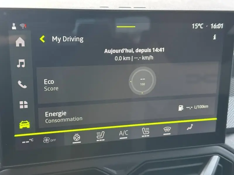 Écran tactile du tableau de bord du Dacia Duster 1.8 hybrid 155ch Journey 2025, affichant les données de conduite.