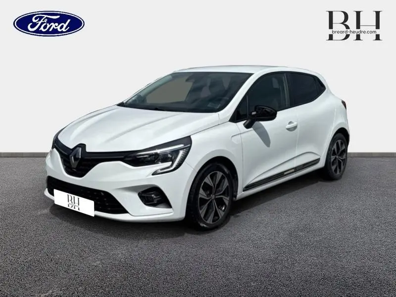 Renault Clio blanc Glacier vue 3/4 avant droit avec jantes noires et vitres arrière surteintées.