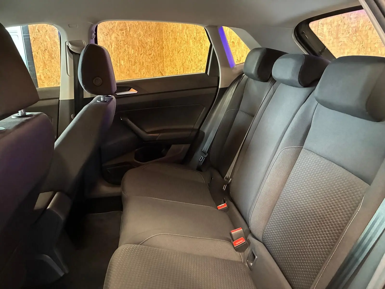 Vue intérieure côté droit des sièges arrière en tissu noir de la Volkswagen Polo 1.0 TSI 95 Confortline gris de 2018.