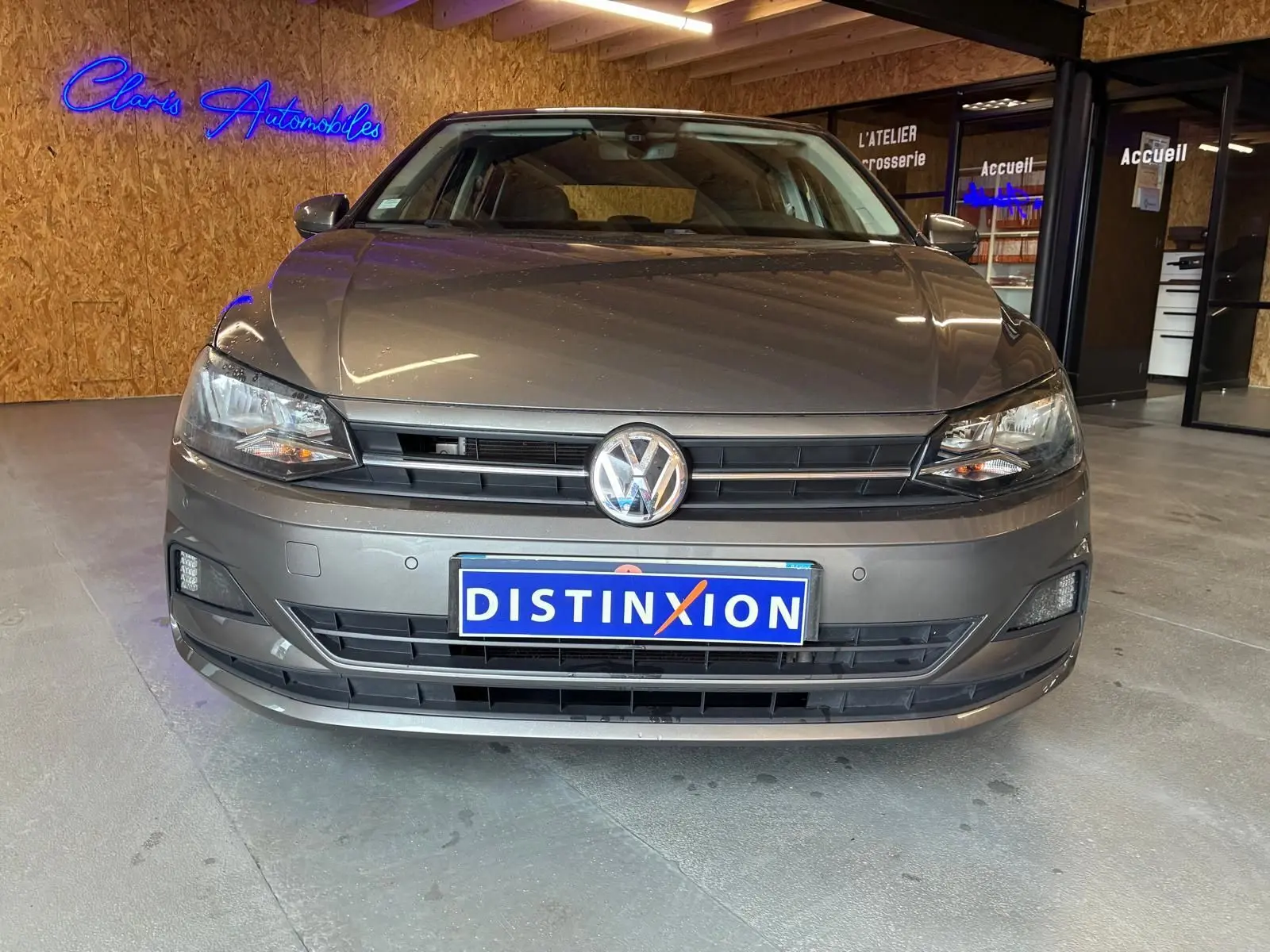 Vue avant d'une Volkswagen Polo gris métallisé 2018, mettant en valeur la calandre et les phares modernes.