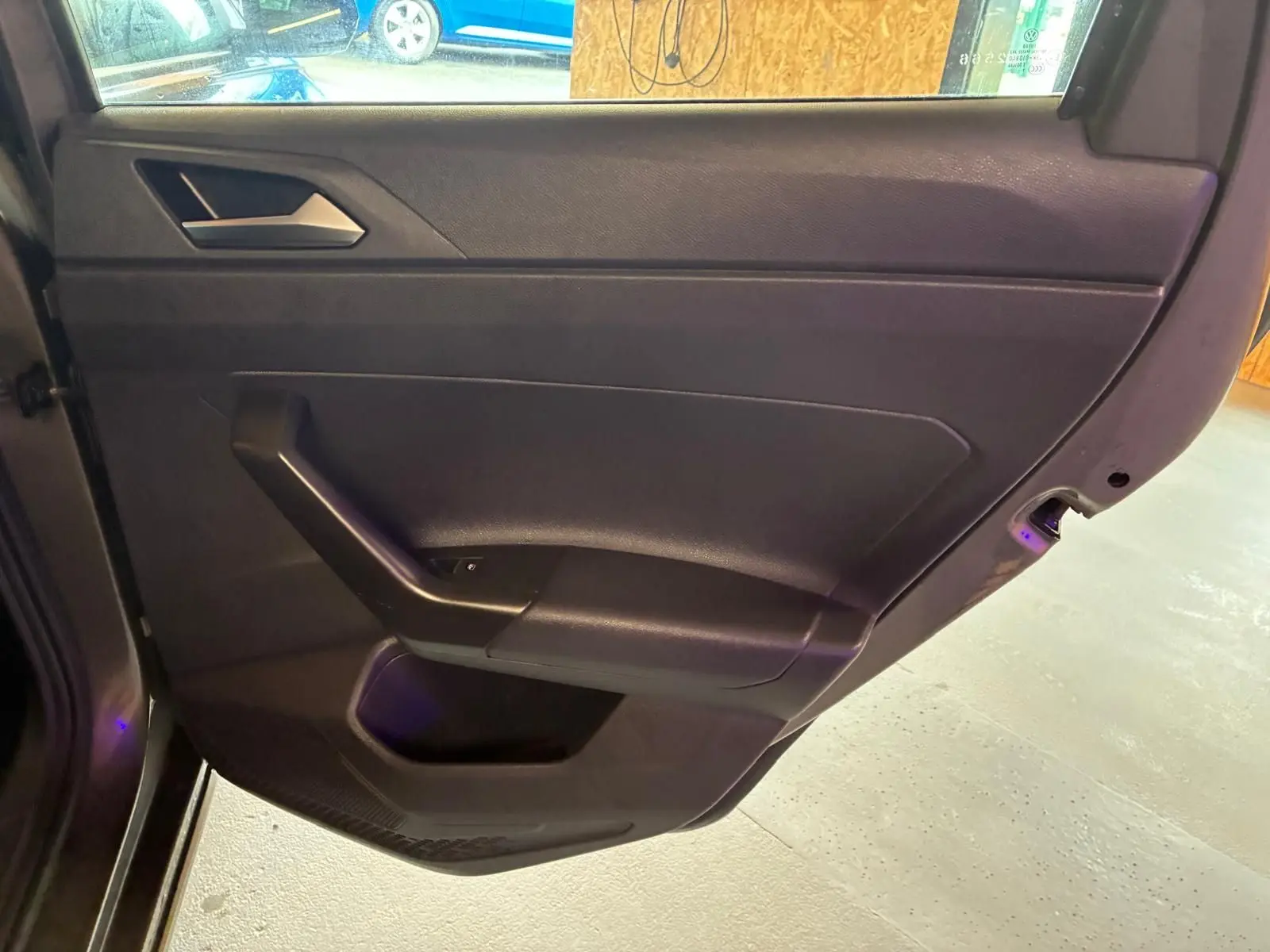 Vue rapprochée de la porte arrière droite intérieure d'une Volkswagen Polo gris 2018 avec garniture noire.