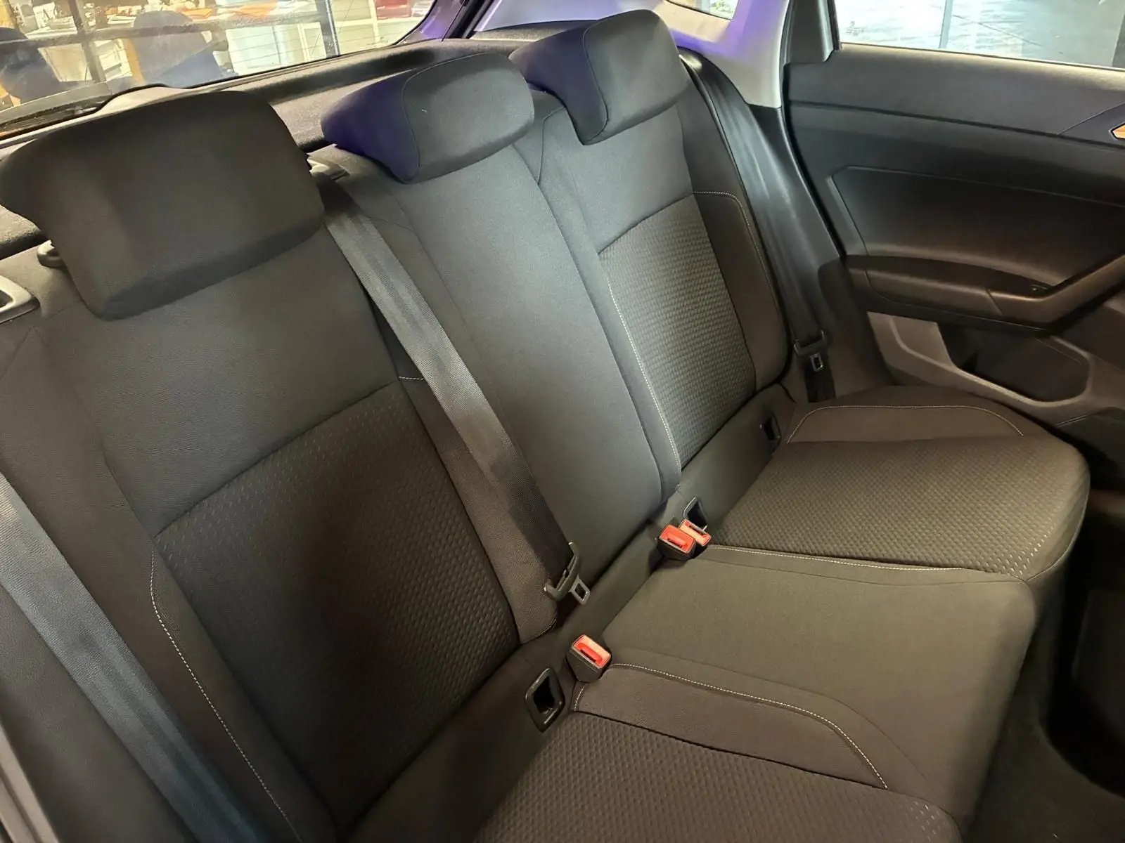 Vue intérieure de la banquette arrière en tissu noir de la Volkswagen Polo 1.0 TSI 95 Confortline 2018.