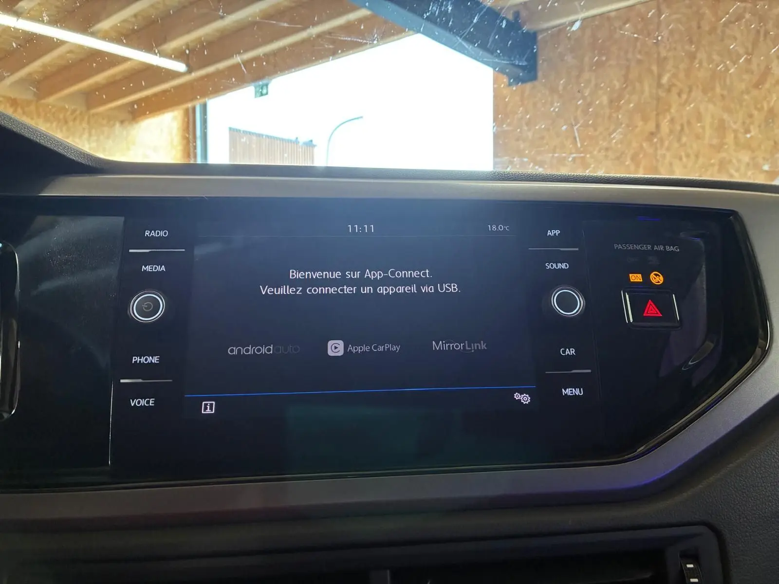 Écran tactile central de la Volkswagen Polo gris 2018, affichant l'interface App-Connect avec options USB et Apple CarPlay.
