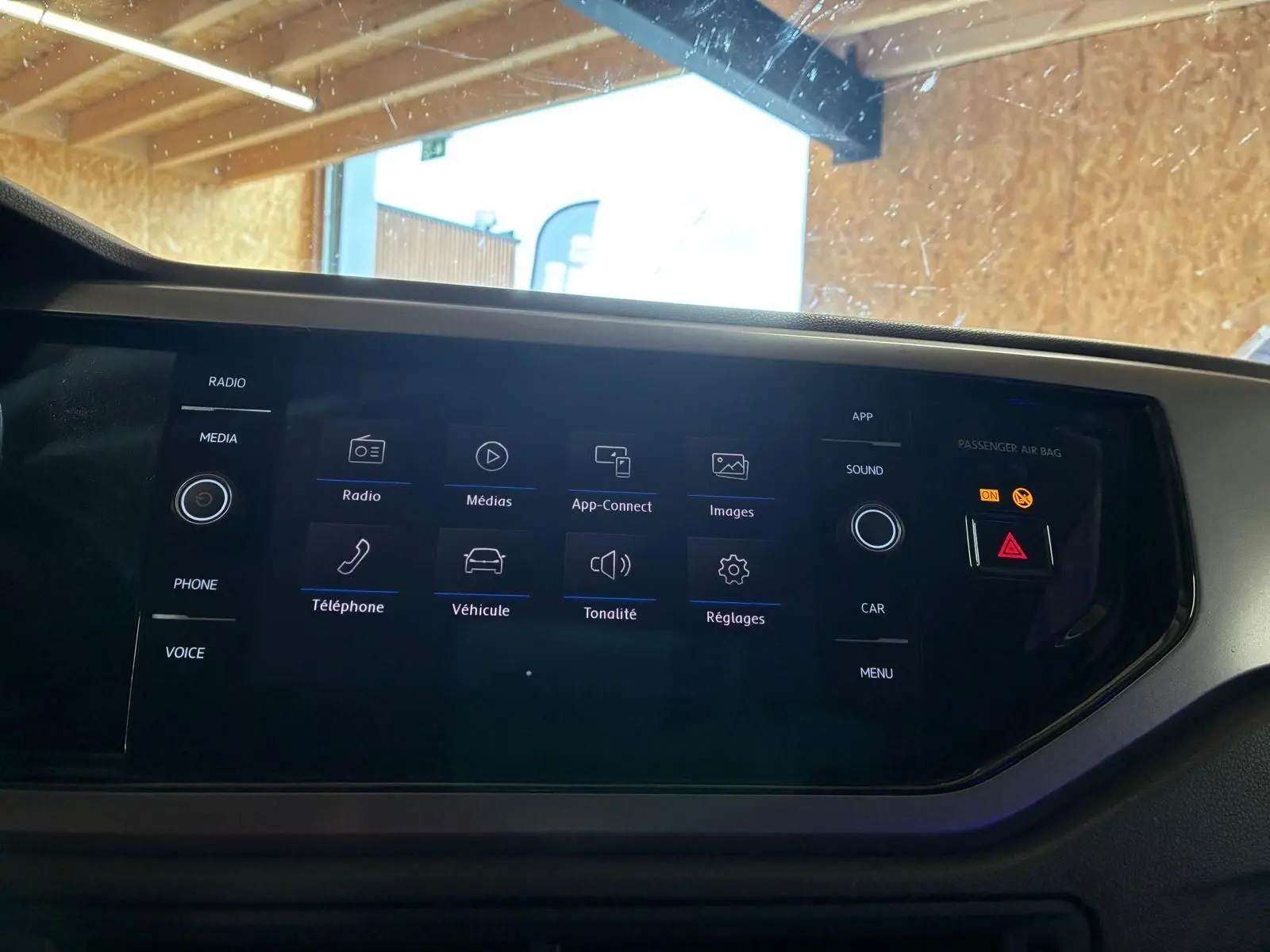 Écran tactile central du tableau de bord de la Volkswagen Polo gris 2018, affichant le menu multimédia et réglages.